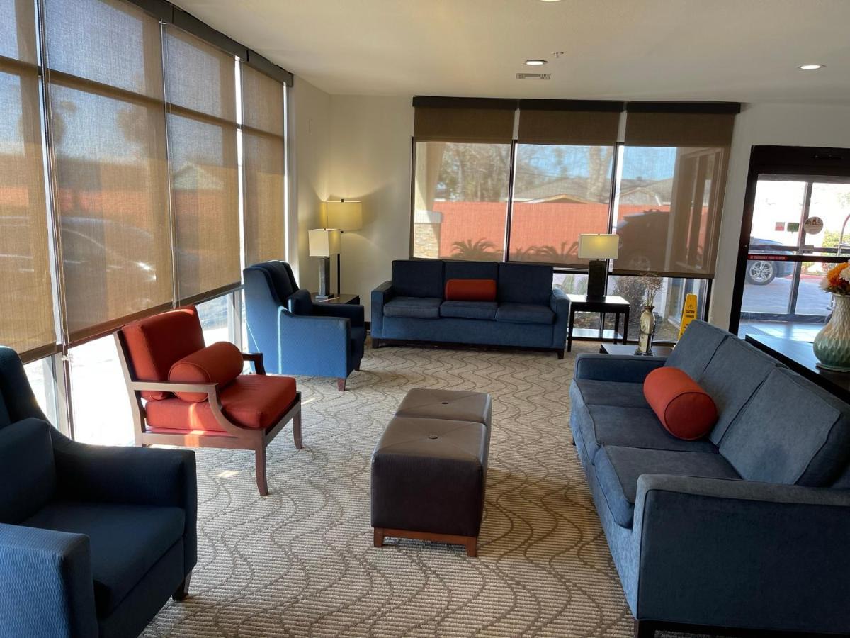 Comfort Suites Lake Charles Exterior photo