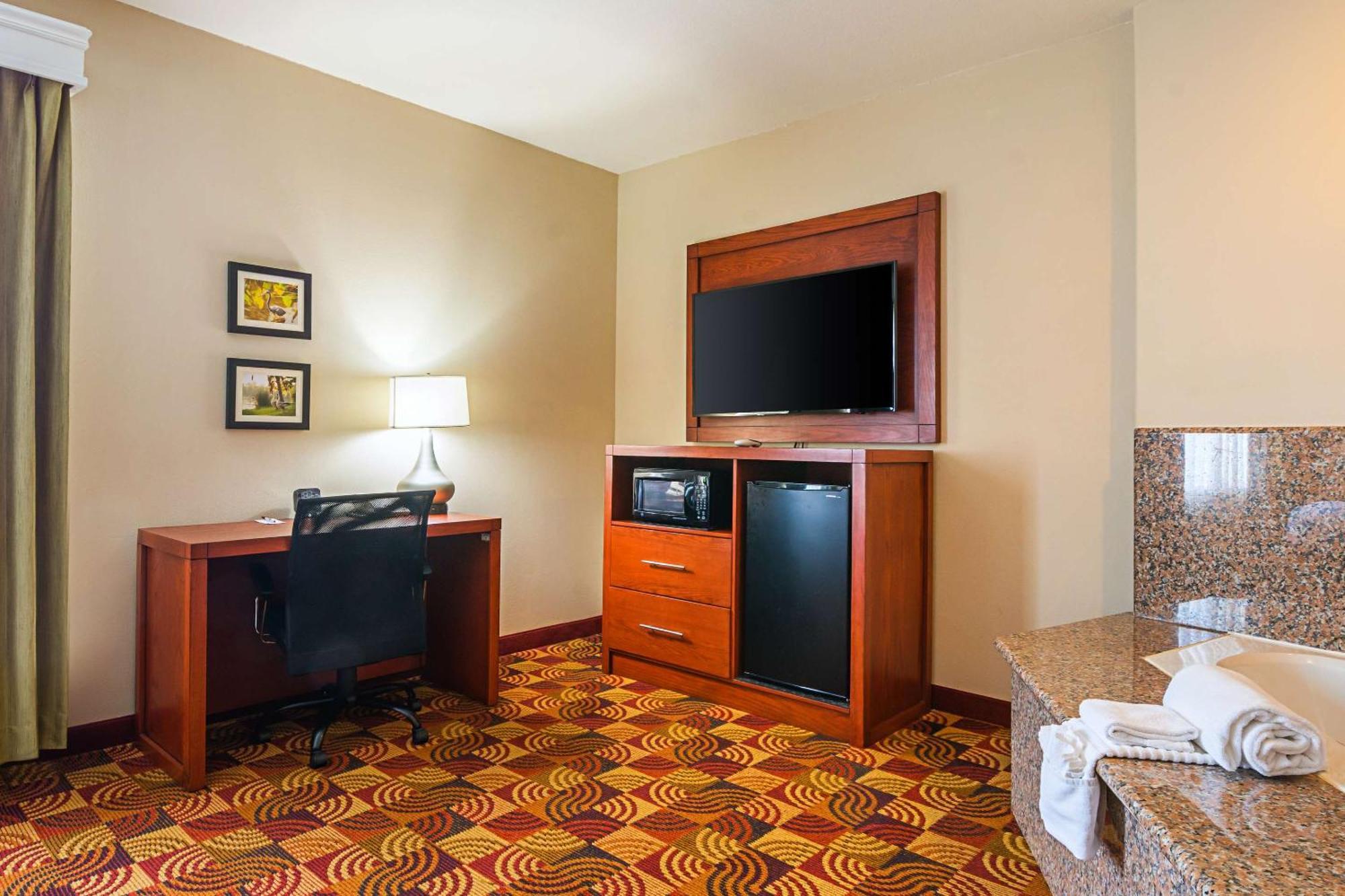 Comfort Suites Lake Charles Exterior photo